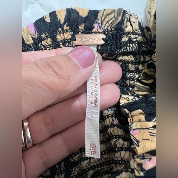 Free people shoulder off floral East To West Smocked Top size XS - Picture 4 of 9